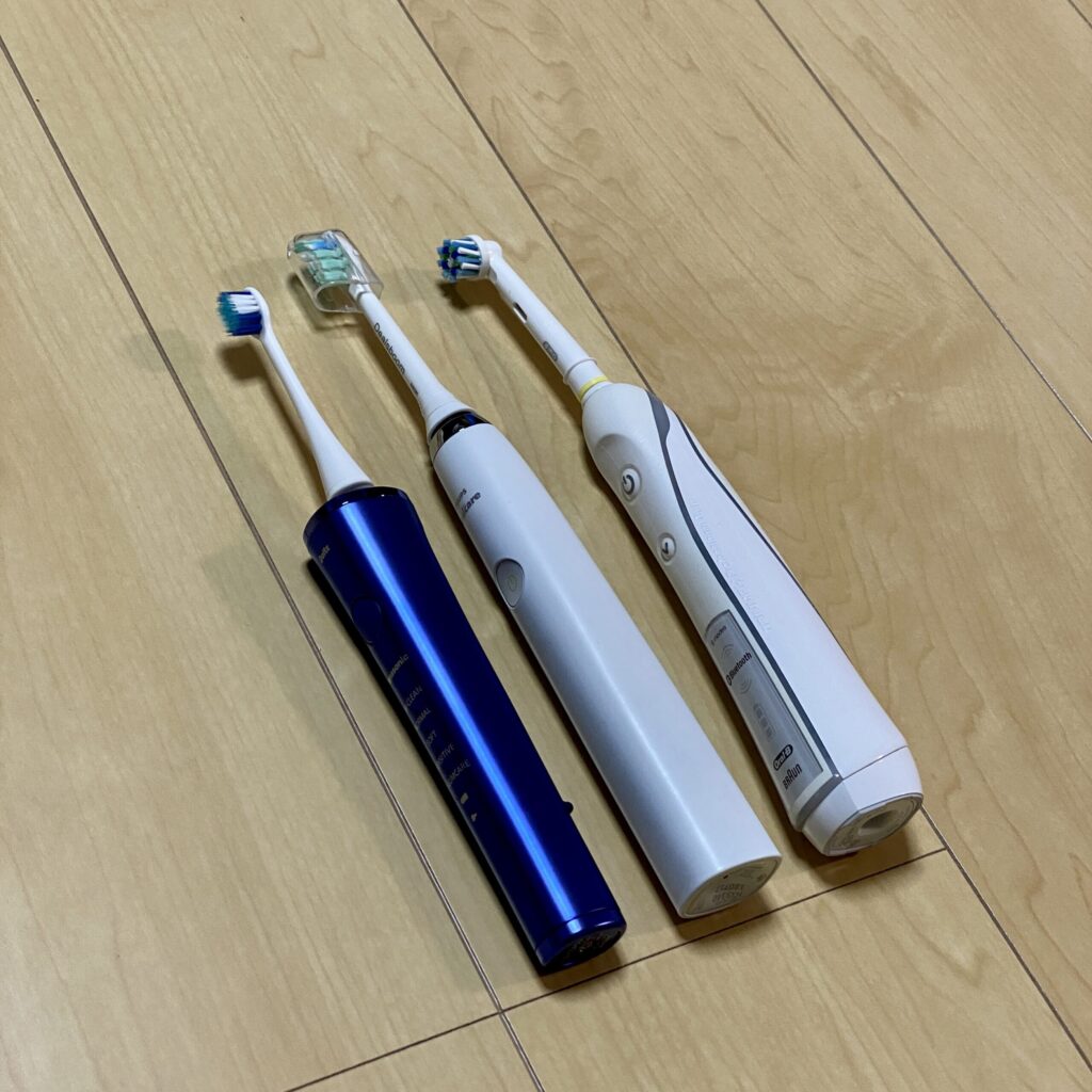 電動歯ブラシ大手3社の全体を斜めから（左からドルツ、ソニックケア、オーラルB）