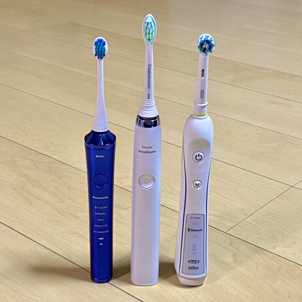 電動歯ブラシ大手3社の全体の外観（左からドルツ、ソニックケア、オーラルB）