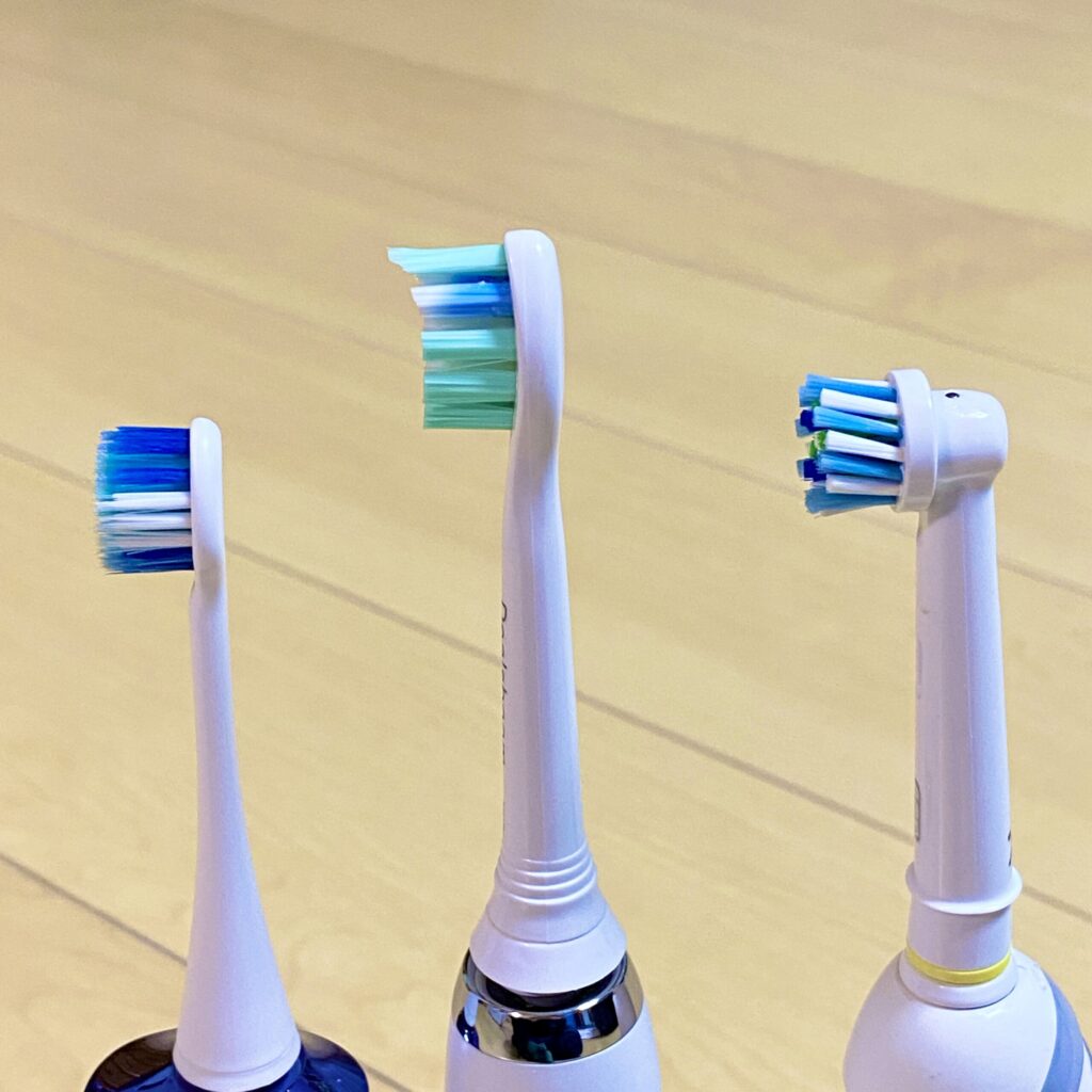 電動歯ブラシ大手3社の歯ブラシ部分（左からドルツ、ソニックケア、オーラルB）