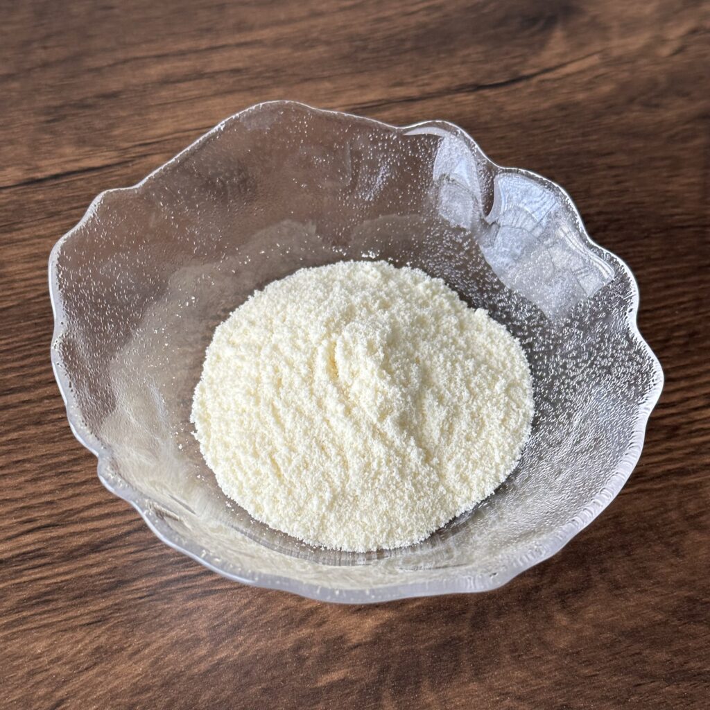 練乳(ミルクジャム)を作る様子 粉ミルクを小皿に入れる
