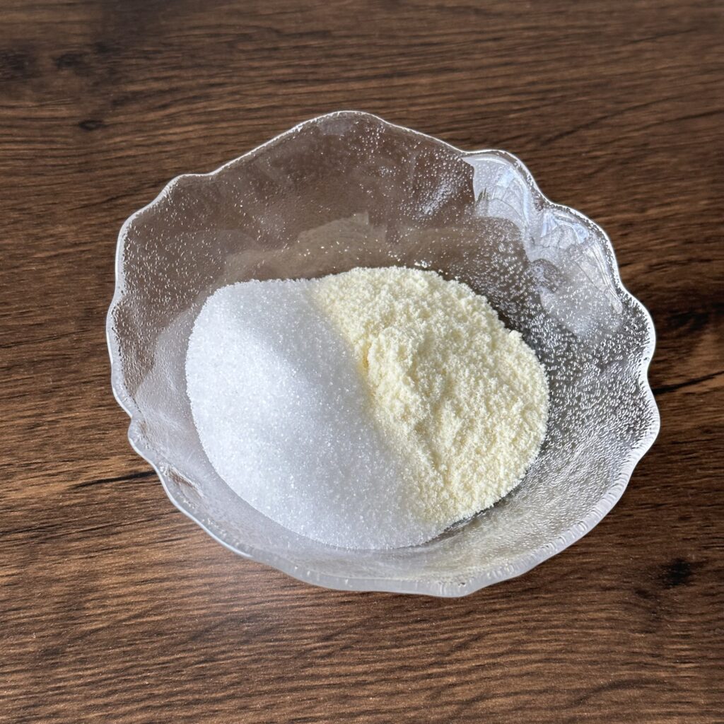 練乳(ミルクジャム)を作る様子 粉ミルクに砂糖を追加する
